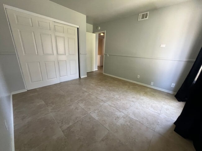 Building Photo - 36 Birchwood Ln