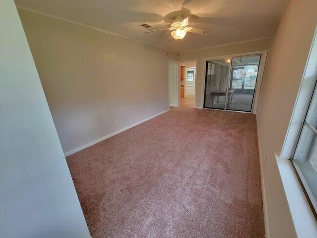 Building Photo - 706 Maple St