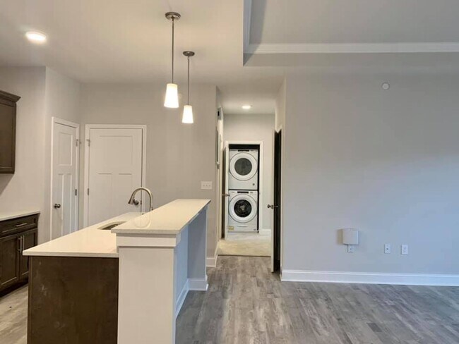 Building Photo - 507 W Creek Ln