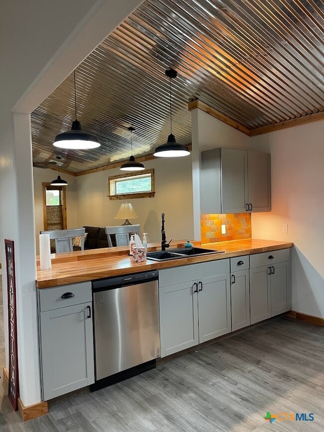 Building Photo - 789 Regina Dr