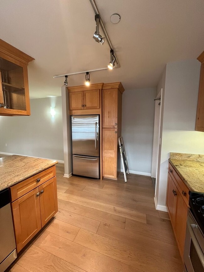 Building Photo - Beautiful 2BR/1BA with Large Private Patio, Parking & Shared Rooftop Deck in Marina