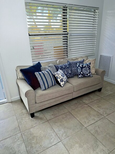 Building Photo - 916 W Drew St