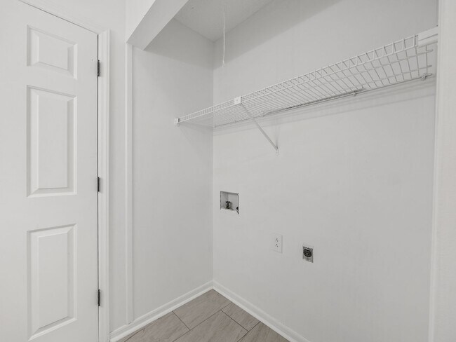 Building Photo - Freshly renovated 2 bed 2 bath home-$500 off first month rent!!