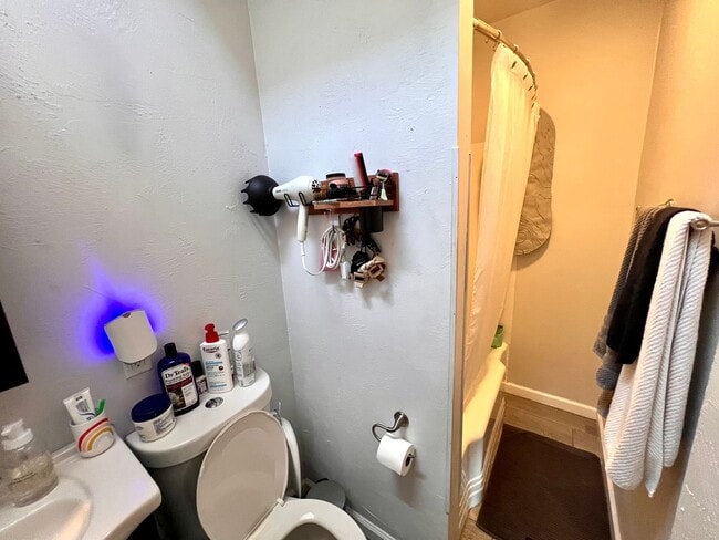 Building Photo - Pittsburgh - 2 Bedroom 1 Bathroom - Spacio...