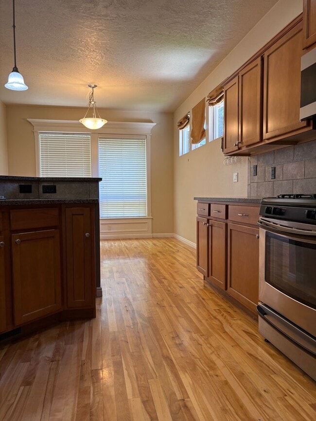 Building Photo - "Luxury Living: Stunning home with marble counter tops & Fireplace!"