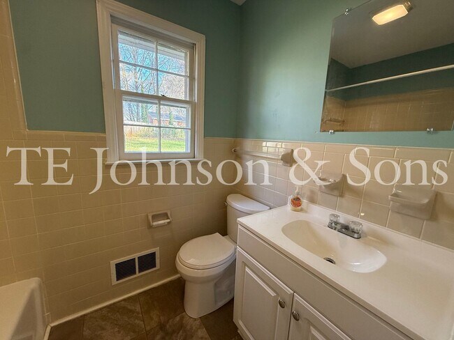 Building Photo - Spacious 4BR Home with Finished Basement, Screened Porch & Garage in Winston-Salem