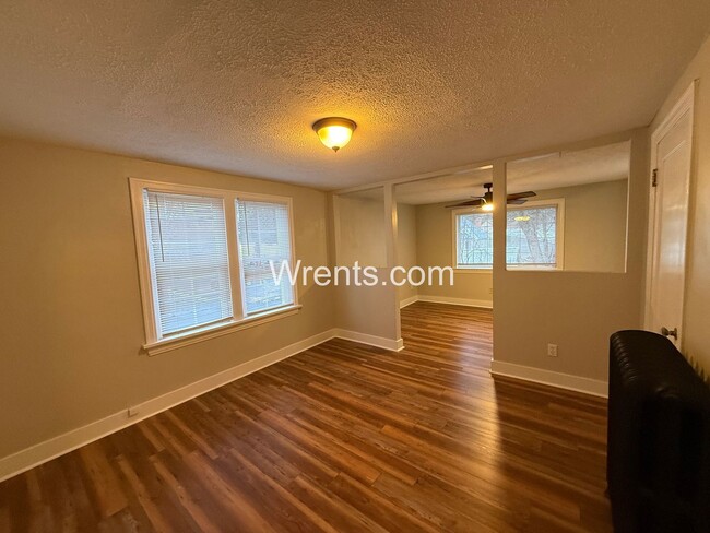 Building Photo - Beautiful 3 bed 2 bath updated home! Half off first months rent!
