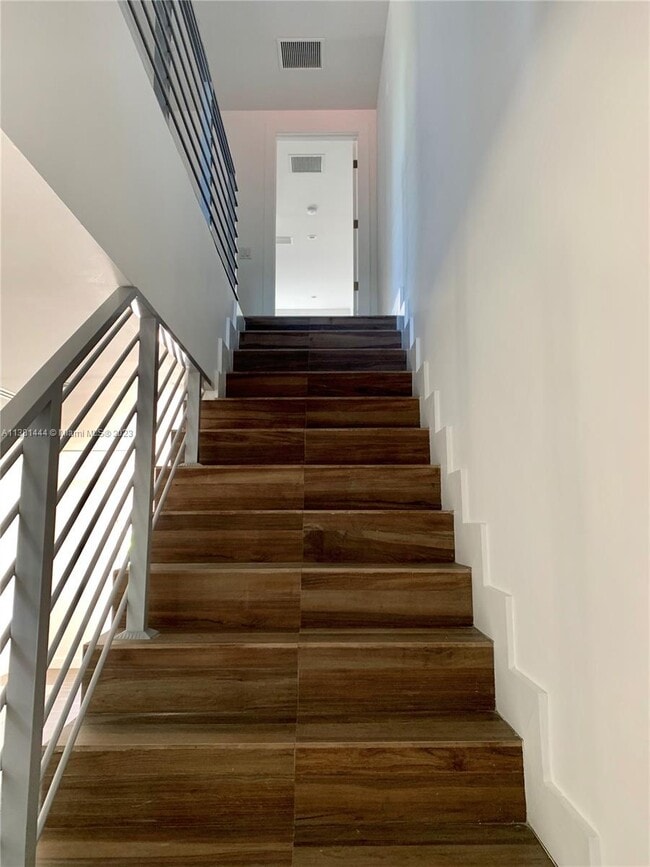 Building Photo - 2852 SW 32nd Ct