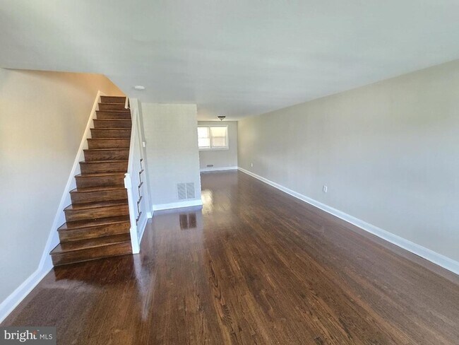 Building Photo - 3 Bedroom Home