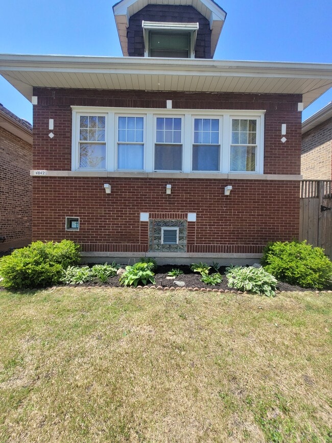 Building Photo - 4842 N Melvina Ave