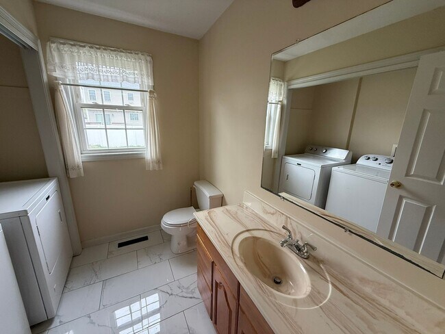 Building Photo - Three Bedroom, Single Family Home Located in Springfield's Pine Point Neighborhood!