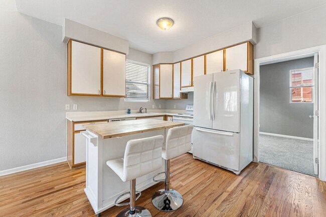Building Photo - Lovely Townhome with A Garage and Central AC!