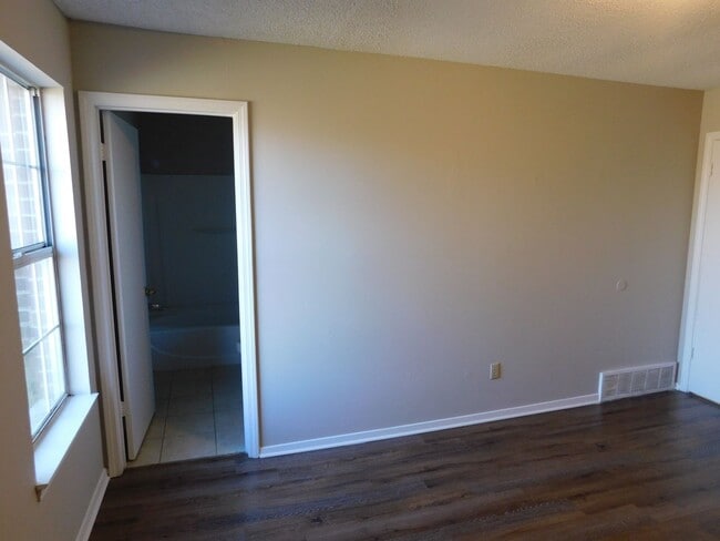 Building Photo - 5820 Briarwood - Ready for move in!!