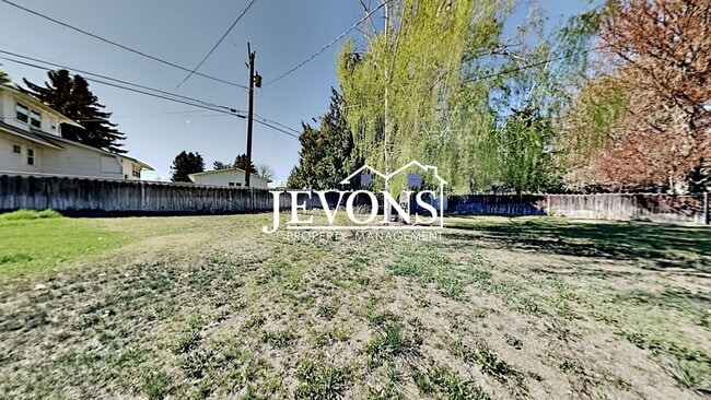 Building Photo - Spacious single-family home with a large f...