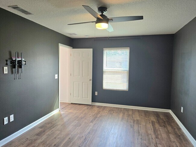 Building Photo - Charming 3-Bed/2 Bath Home