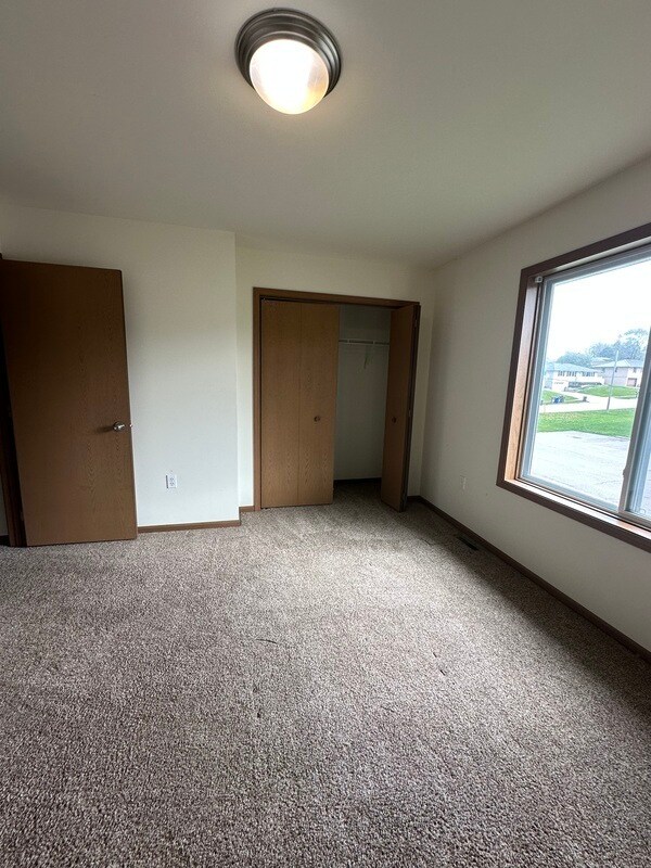 Building Photo - 155 33rd Ave SW