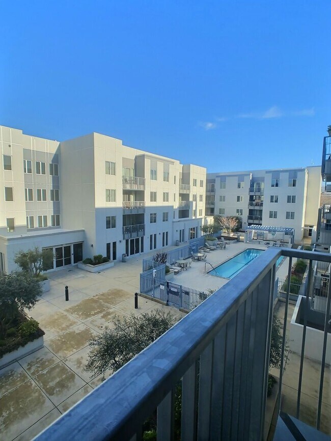 Building Photo - Huge 2 Bedroom/2 Bath Condo with Storage in Downtown San Jose