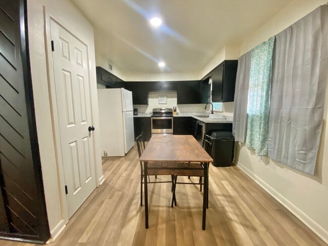 Building Photo - Newly remodeled 3 bed 2 bath now available (furniture incl.)