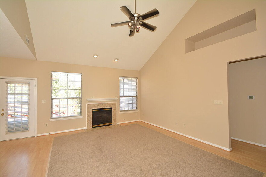Building Photo - 10299 Lakeland Dr