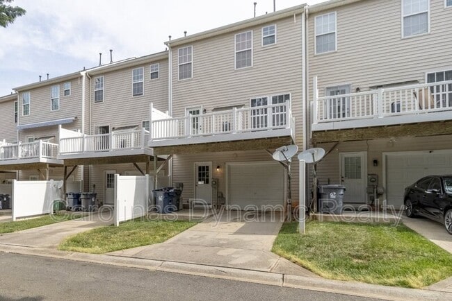 Building Photo - 9618 Blossom Hill Dr