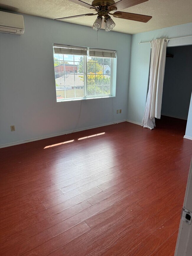 Building Photo - Unique, spacious 5-bdrm/3-bath Craftsman w...