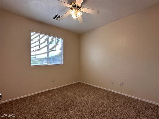 Building Photo - 2586 Highland Cliff Dr