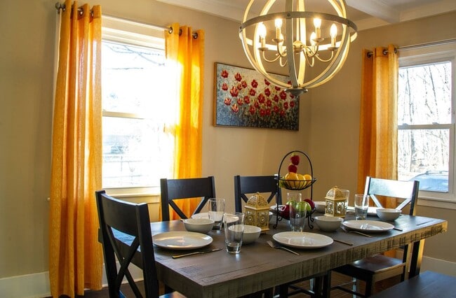Building Photo - Large Fully Furnished Home, Must See!