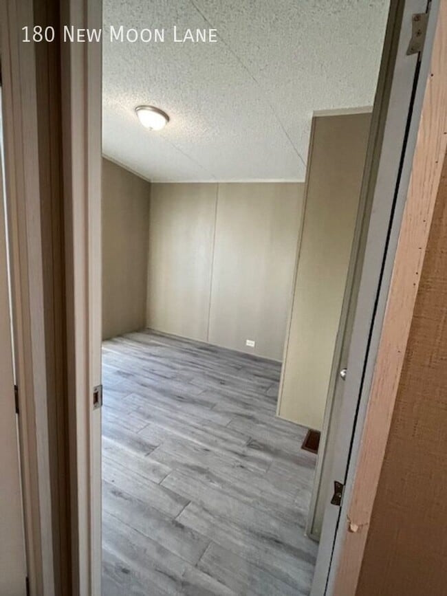 Building Photo - 180 New Moon Ln