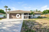 Building Photo - 2 Bedroom Pet-Friendly Home in Venice, FL with Main Street Renewal