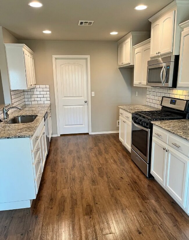 Building Photo - 3 Bed | 2 Bath in Broken Arrow!