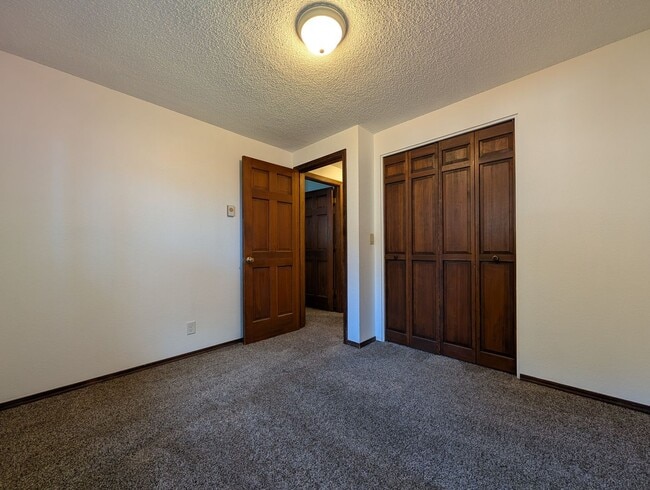 Building Photo - Cute 3 Bed/1Bath Duplex