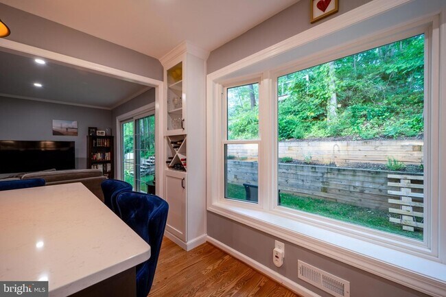 Building Photo - 2235 Abbotsford Dr