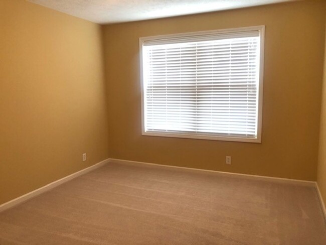 Building Photo - Convenient and cozy Puckett Downs Townhome