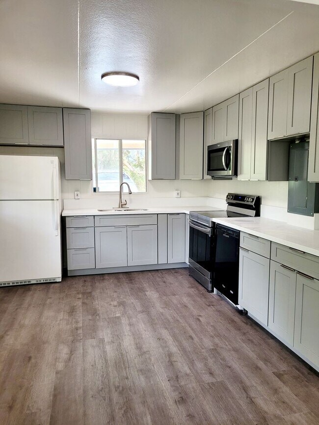 Building Photo - AVAILABLE NOW | 3 BED, 2 BATH HOME | Location: North Shore | Drive Up Parking Spaces, & Large Enc...