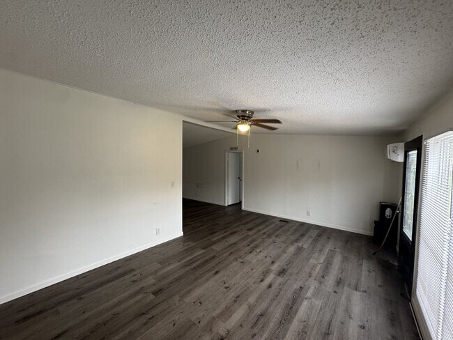 Building Photo - "Charming 1-Bedroom Retreat with Full & Ha...