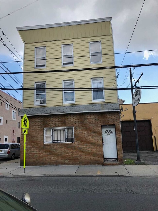 Building Photo - 710 Summit Ave