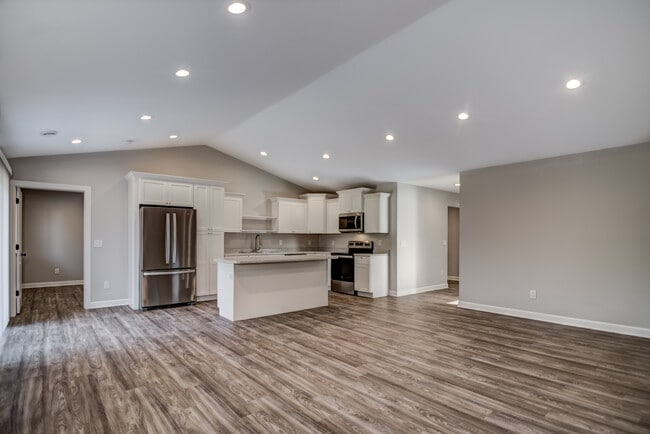 Building Photo - 3 Bedroom Town Home