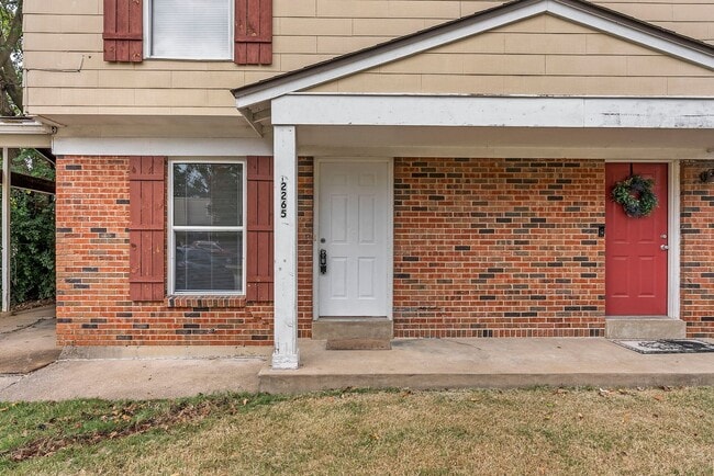 Building Photo - Newly Updated 3-Bedroom Duplex with Fresh Paint and Flooring!