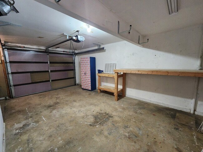 Building Photo - 1800 Gundersen Ln S