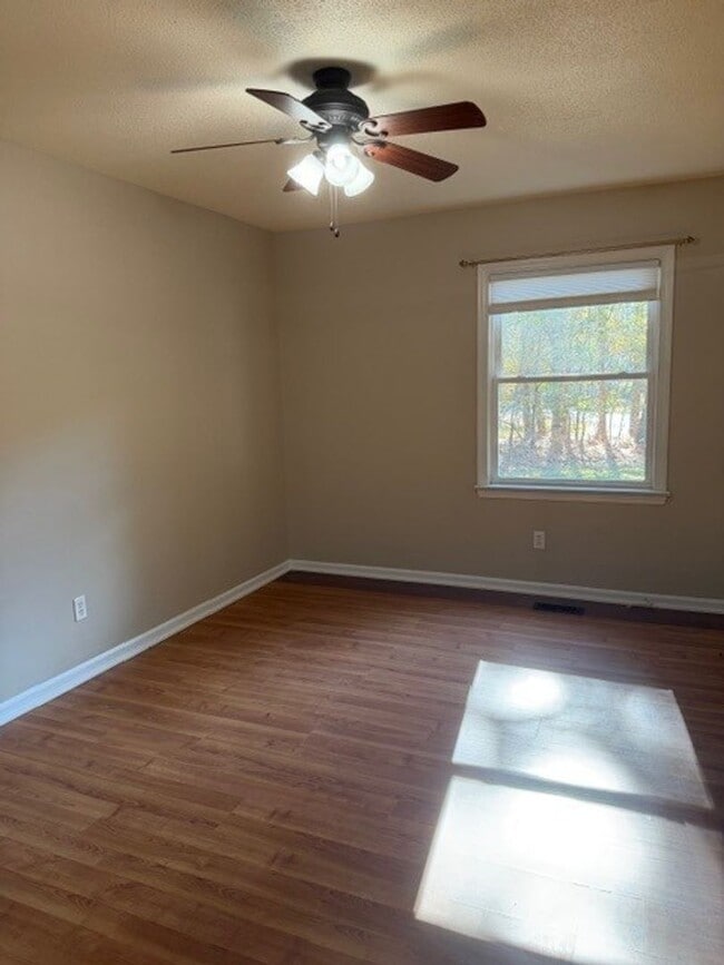 Building Photo - 3 Bedroom/2 Bathroom - Close to SJAFB, Shopping, Restaurants!
