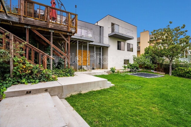 Building Photo - 12 Elna Dr