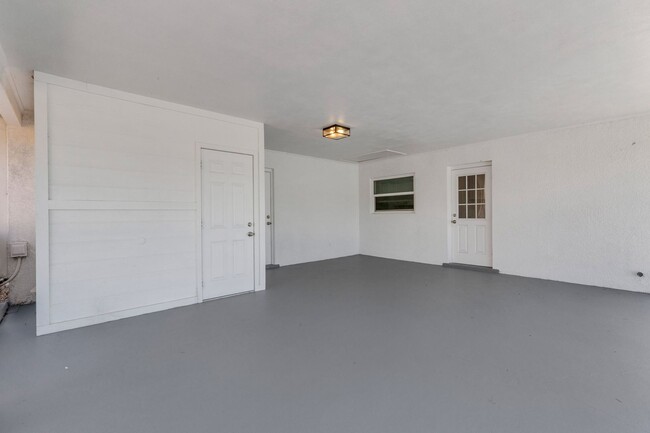 Building Photo - Modern Sarasota 3 Bedroom Home With Separa...