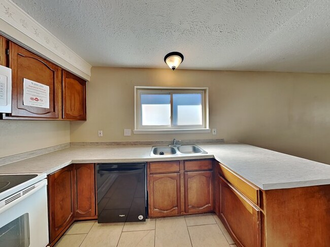 Building Photo - 2855 Pilgrims Point Dr