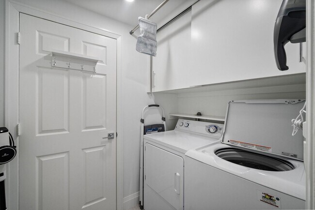 Building Photo - 2 Bedroom OFF-SEASON Rental Overlooking Wi...