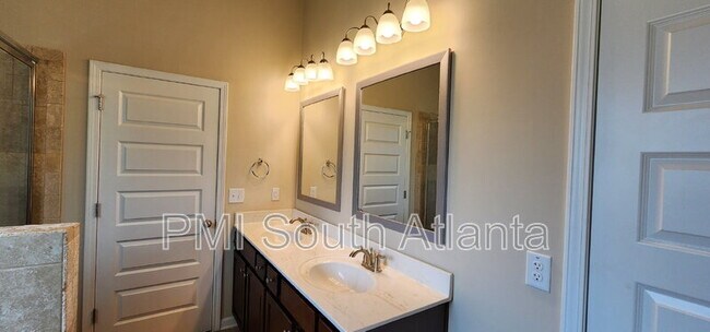 Building Photo - 525 Twelve Oaks Dr