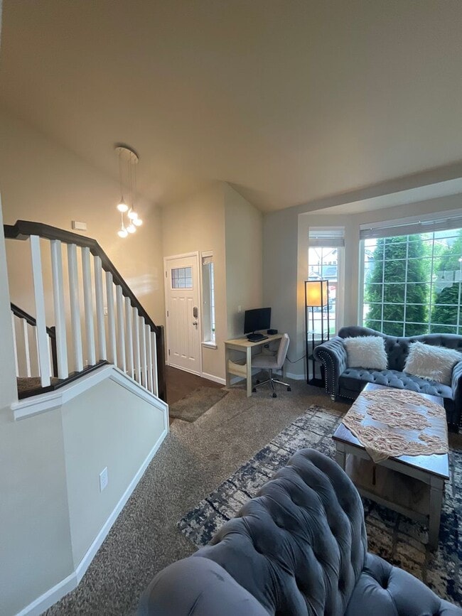 Building Photo - Spacious 4 bedroom Home