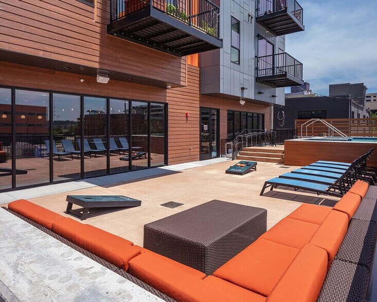 Building Photo - 1400 E Walnut St