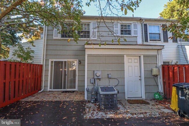 Building Photo - 1738 Farmington Ct