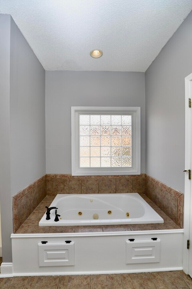 Building Photo - 1855 Beachforest Way