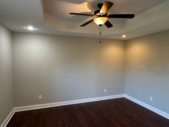 Building Photo - 4 Bedroom 3 Bath 2 Stall Garage in Waynesv...